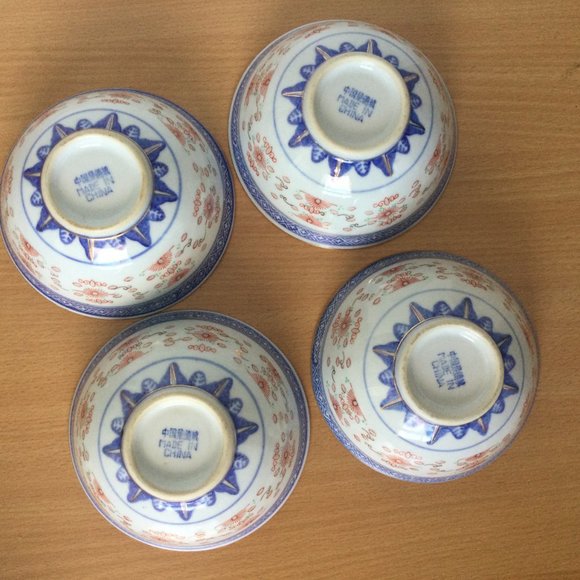 set of 4 Vintage Chinese porcelain bowls rice eyes grain blue white red dragon - Picture 5 of 8